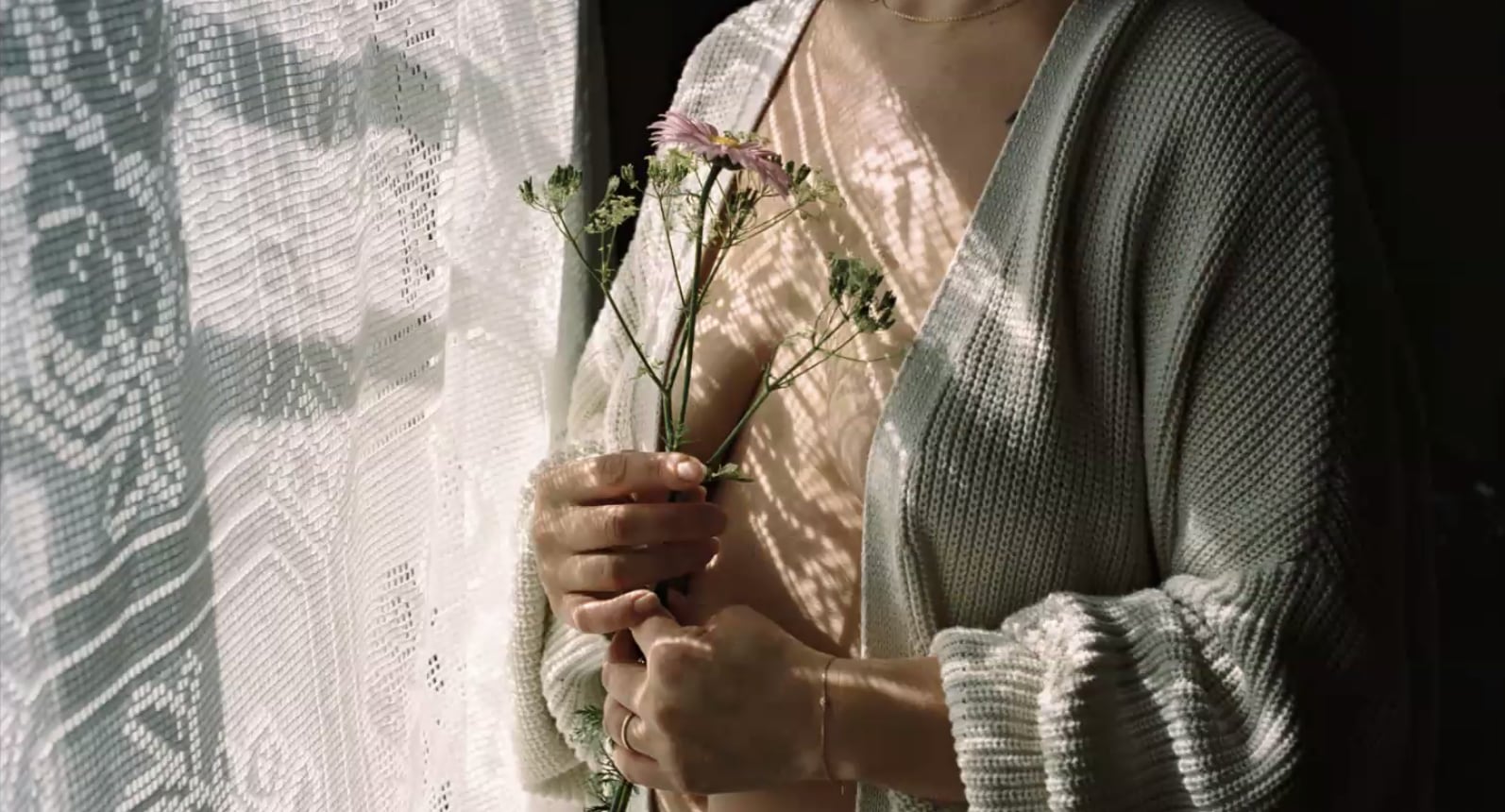 Self-Love-Detail mit Blumen im Fensterlicht