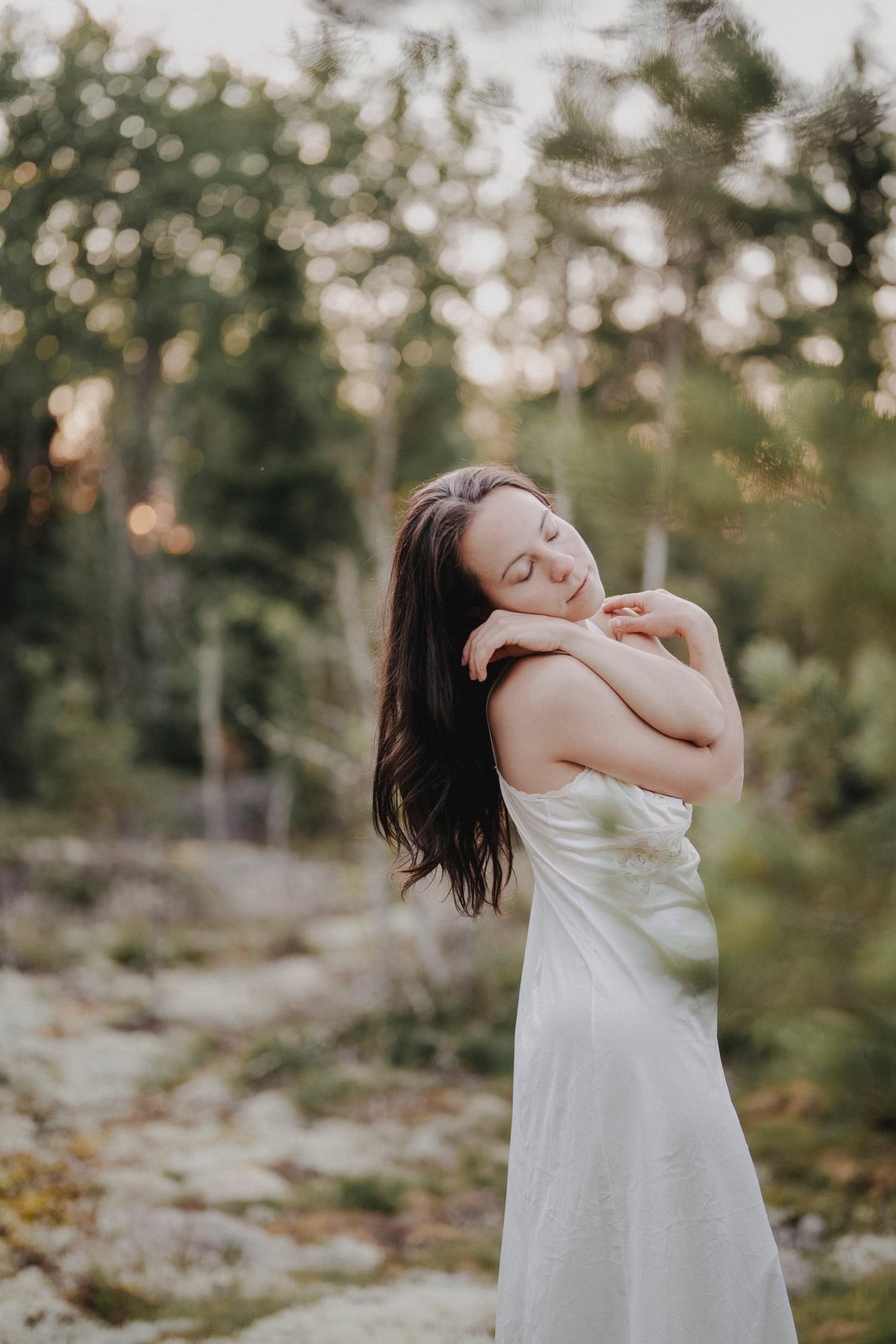 Sanftes Self-Love-Portrait im Wald mit geschlossenen Augen