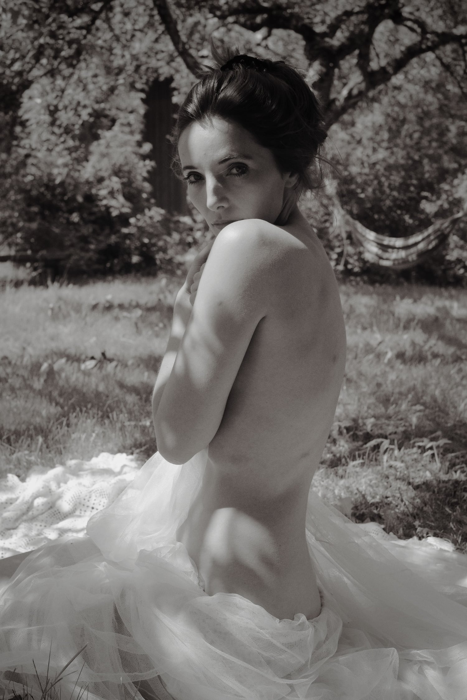 Schwarz-Weiss Self-Love-Portrait im Garten mit Blick über die Schulter