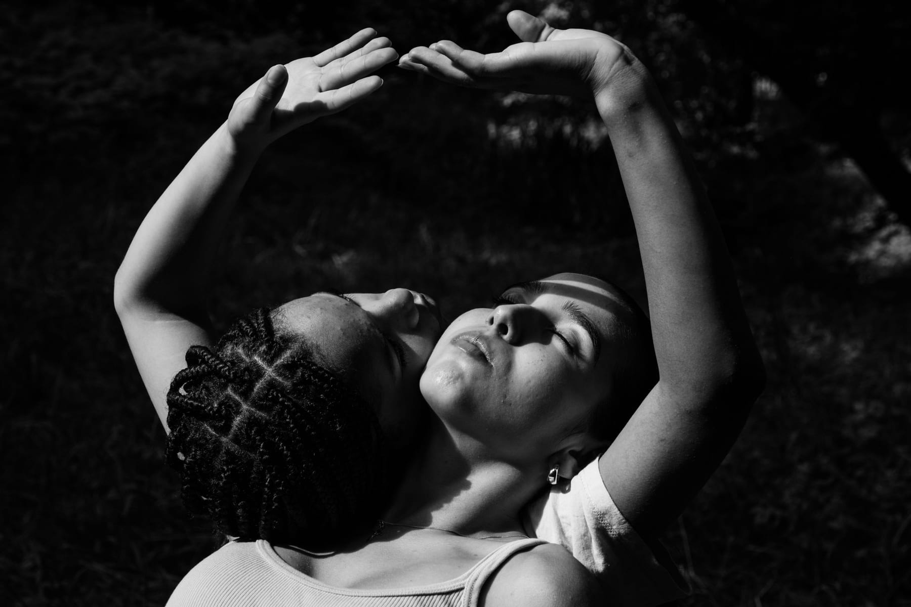 Künstlerischer Self-Love-Moment im Grünen