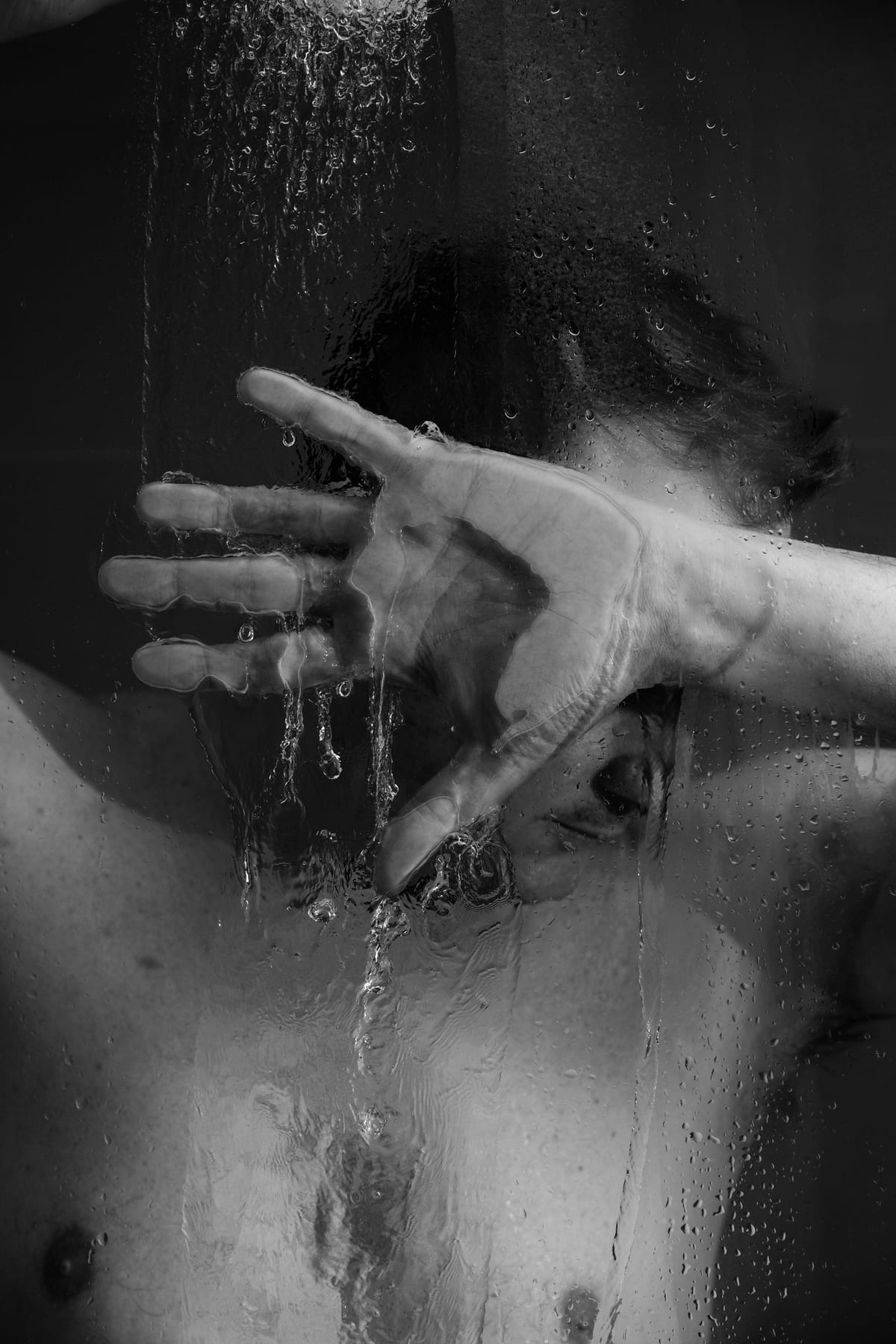 Intimes Self-Love-Portrait hinter Wasser und Glas