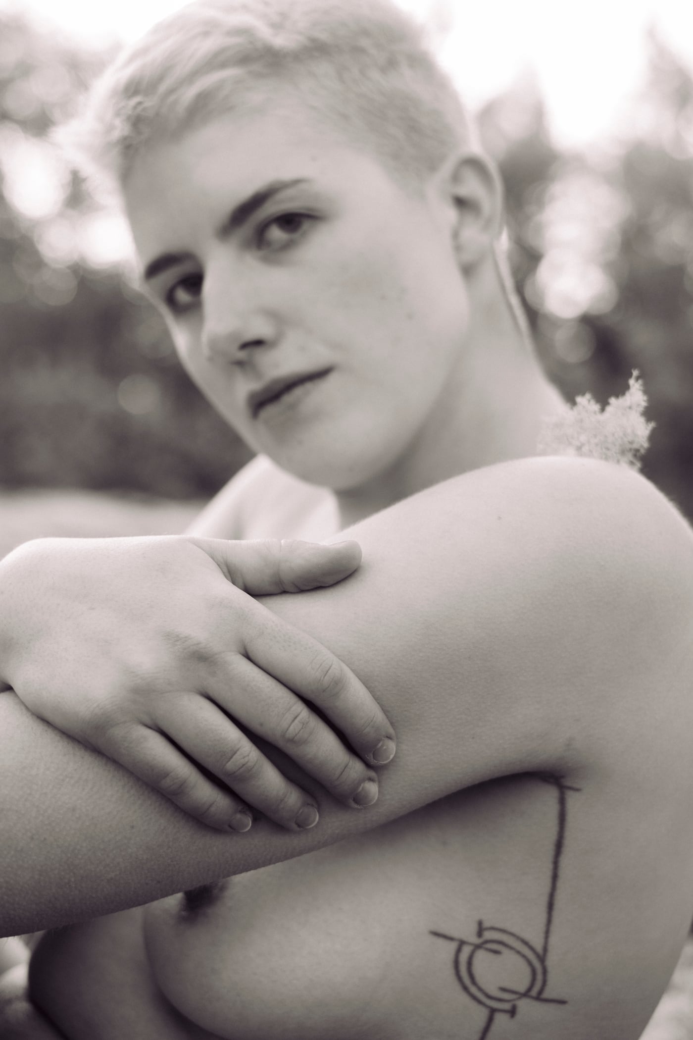Zartes Self-Love-Portrait mit Schulter und Blick