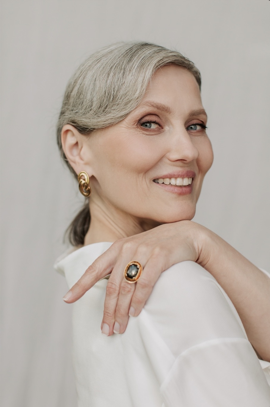 Nahes Visible-Identity-Portrait mit Hand und Schmuck